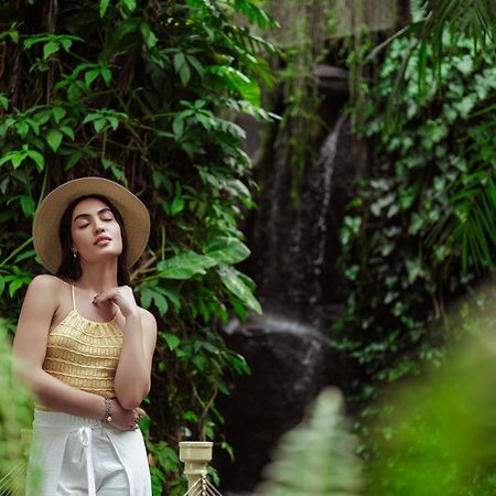 فندق تاج كريشنا حيدر أباد المظهر الخارجي الصورة A woman wearing a straw hat