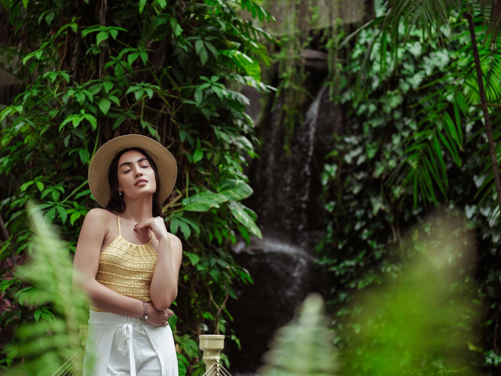 فندق تاج كريشنا حيدر أباد المظهر الخارجي الصورة A woman wearing a straw hat
