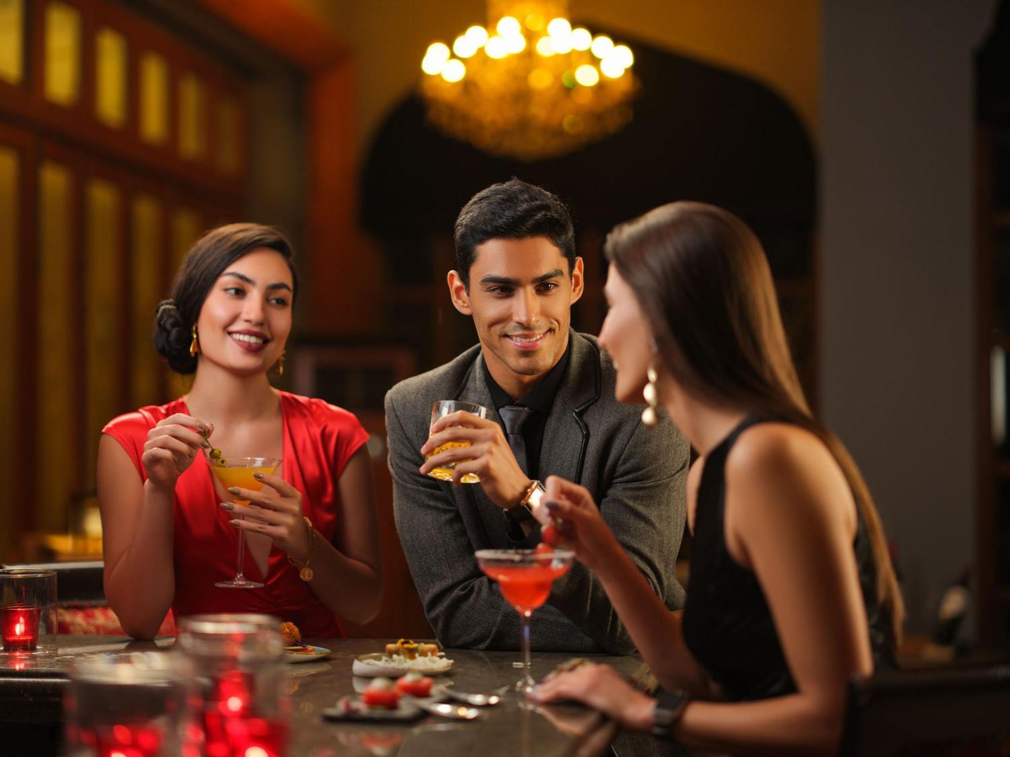 فندق تاج كريشنا حيدر أباد المظهر الخارجي الصورة A man and two women drinking cocktails