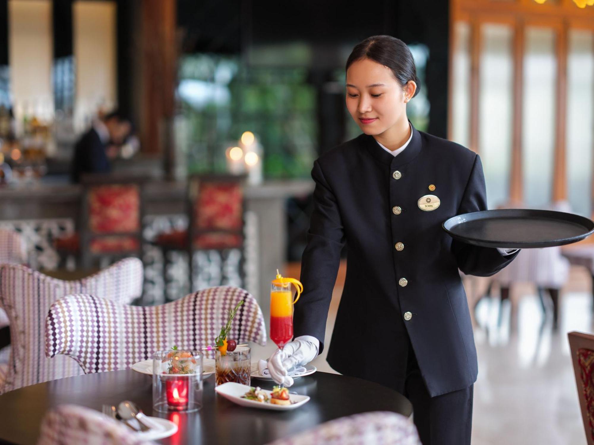 فندق تاج كريشنا حيدر أباد المظهر الخارجي الصورة A Thai waitress serving food