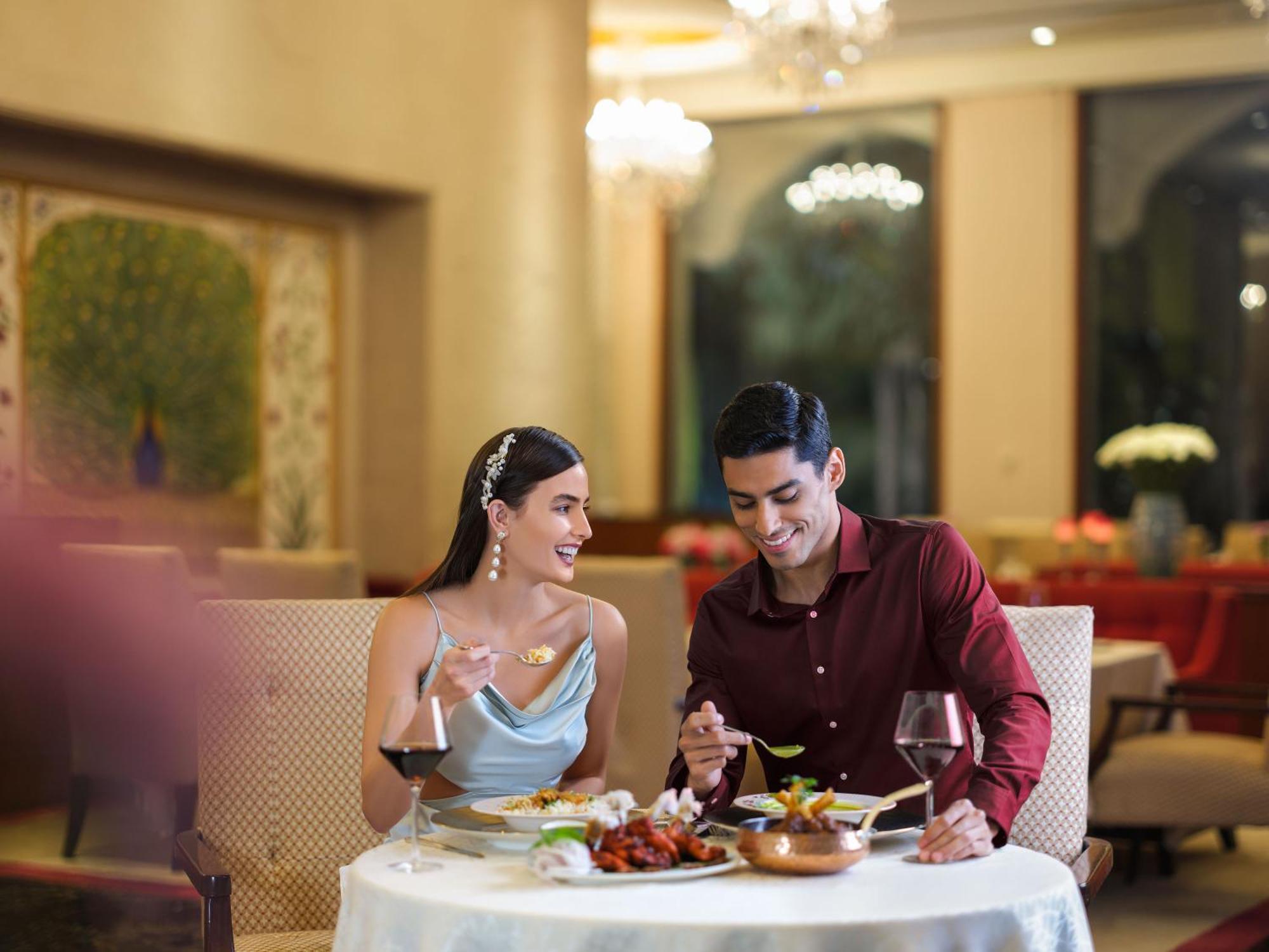فندق تاج كريشنا حيدر أباد المظهر الخارجي الصورة A couple dining at the hotel