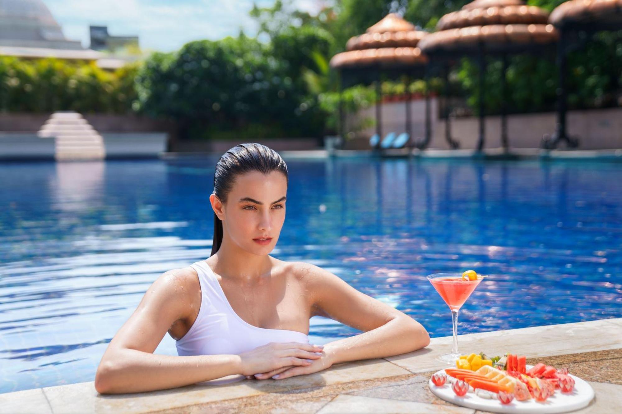 فندق تاج كريشنا حيدر أباد المظهر الخارجي الصورة A woman in a swimming pool